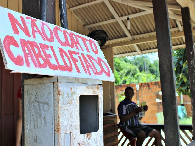 Torres, que foi auxiliar e canoeiro no hotel Ariaú, ganha a vida como barbeiro na Vila que leva o mesmo nome do hotel (Foto: Marcos Dantas)