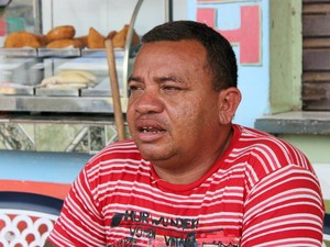 Oliveira, que foi canoeiro no hotel, vende alimentos em um lanche na Vila Ariaú (Foto: Leandro Tapajós/G1 AM)