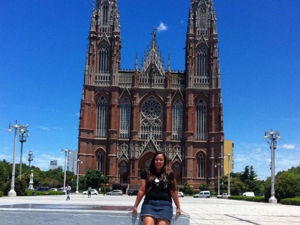 Rebeca Bonel na Catedral de La Plata, na Argentina (Foto: Rebeca Bonel/Arquivo Pessoal)