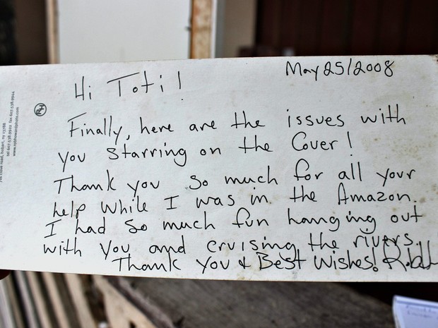 Torres mostra cartão que recebeu de um dos turistas do hotel (Foto: Marcos Dantas)