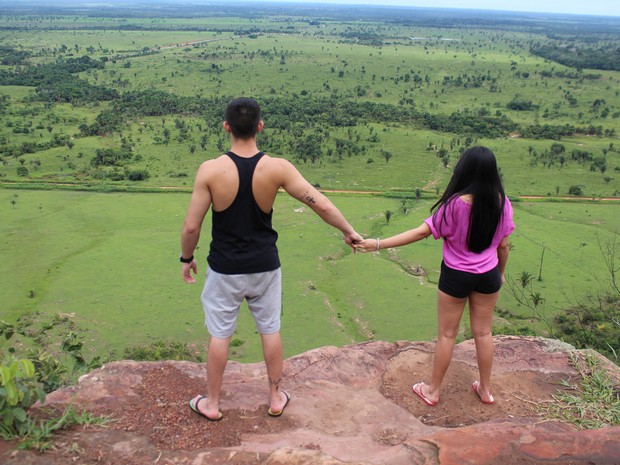 Casal aprecia vista em serra de Guajará-Mirim (Foto: Júnior Freitas/G1)