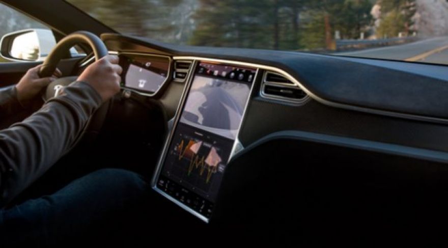 Driver in Fatal Tesla Autopilot Crash Wasn’t Paying Attention: Feds