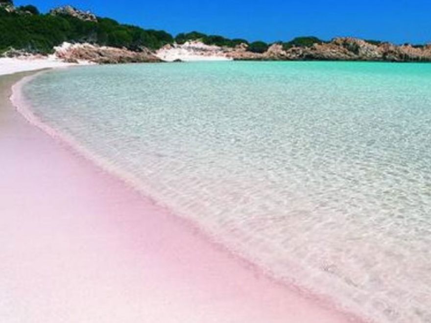 Ilha italiana de areia rosa tem futuro incerto