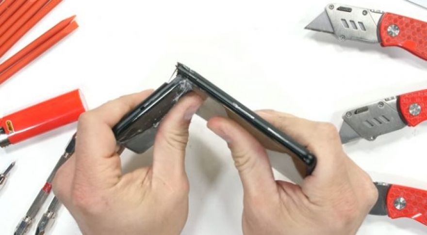 OnePlus 10 Pro Snaps in Half During Durability Test