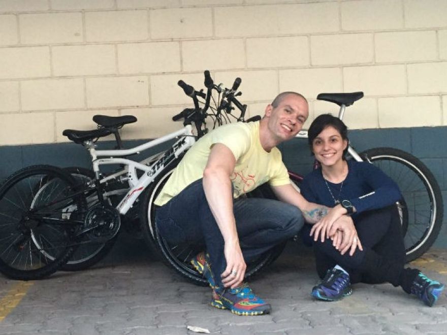 Casal se inspira em viagem e arrecada bikes para crianças irem até escola