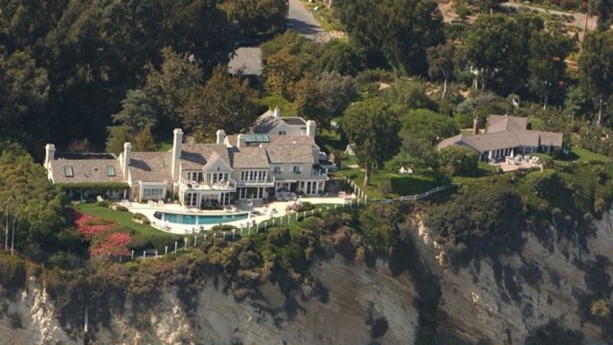 Samsung Forces iFixit to Pull Galaxy Fold Teardown