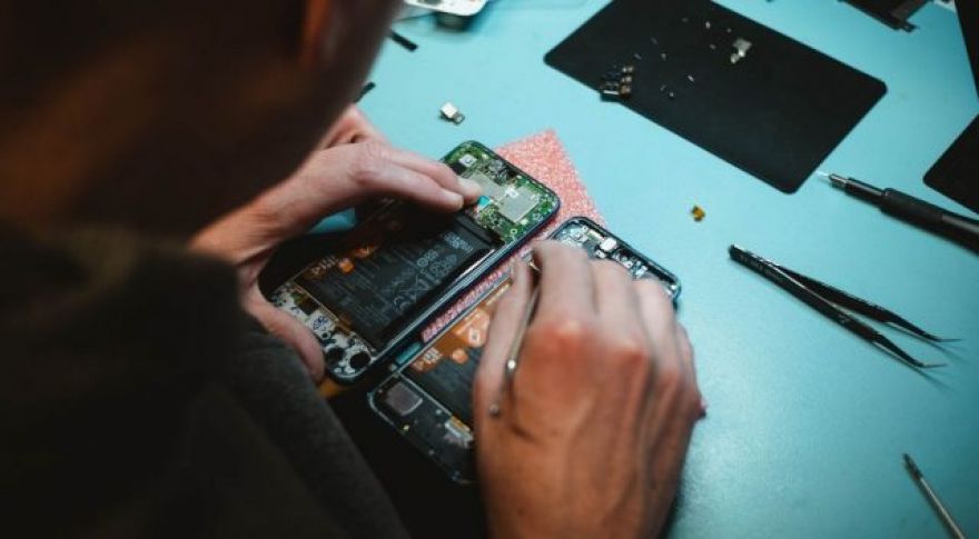 Apple Backs Off Punishing Those Who Repair Their Own iPhone Screens