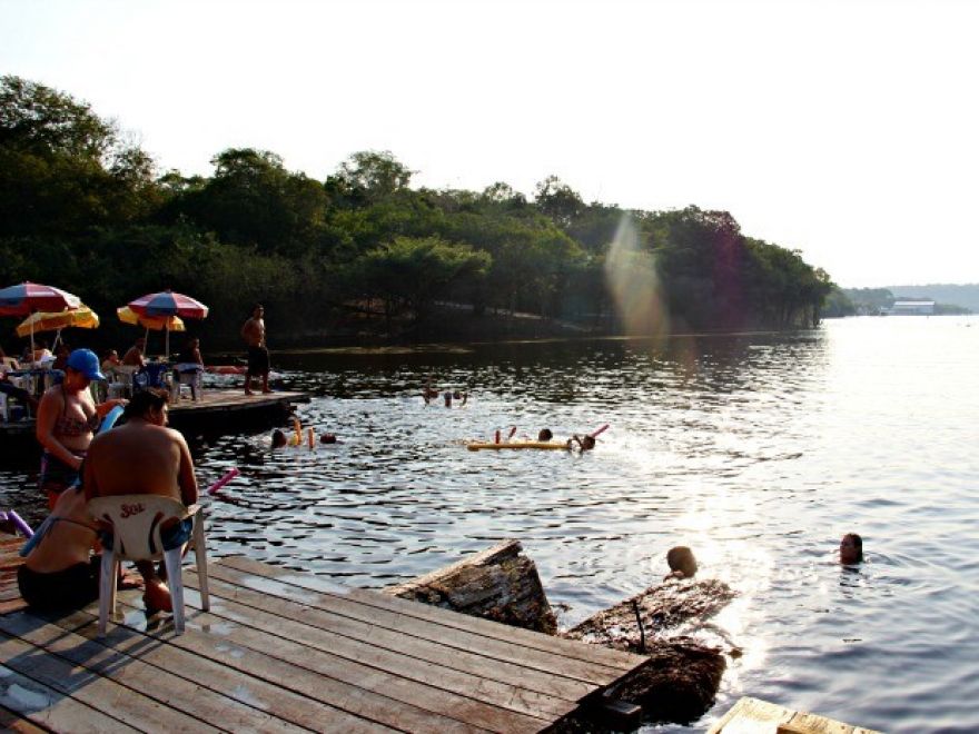 Flutuantes em rios e igarapés agradam moradores e turistas em Manaus