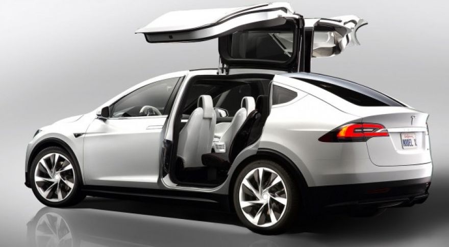 Tesla Model X: software update turns gullwing into guillotine doors?