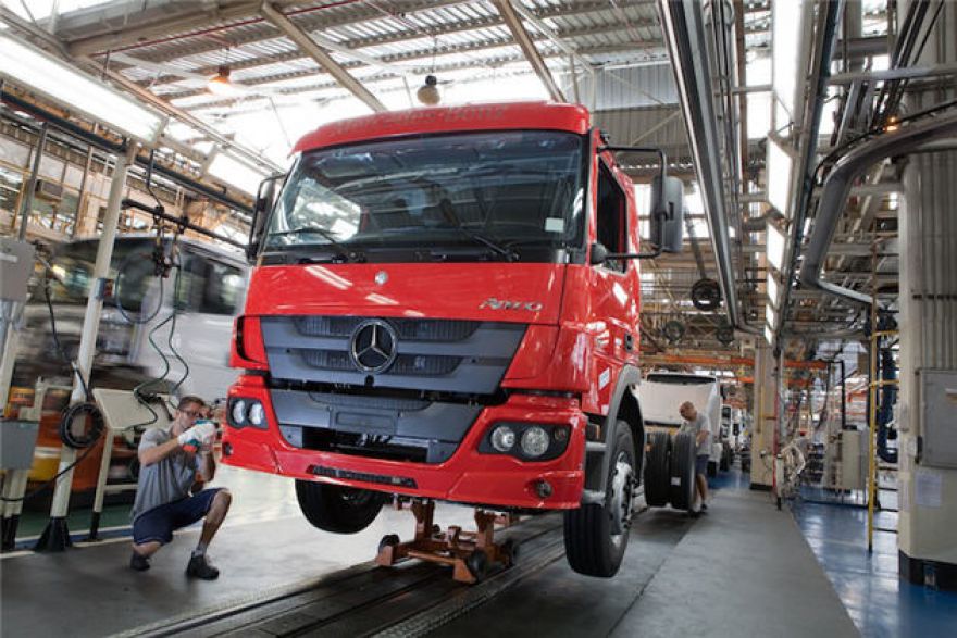 Mercedes-Benz despide a 500 trabajadores en planta de camiones en Brasil