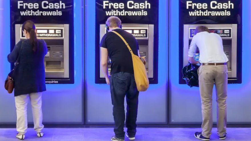 En UK cerca de 500 cajeros automáticos cierran al mes