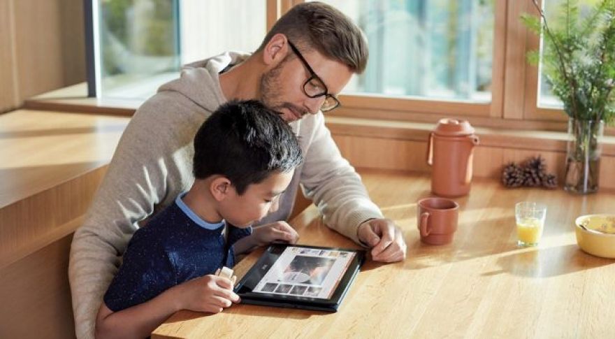 Windows 10X, Microsoft&rsquo;s Chromebook Competitor, Supposedly Coming Later This Year