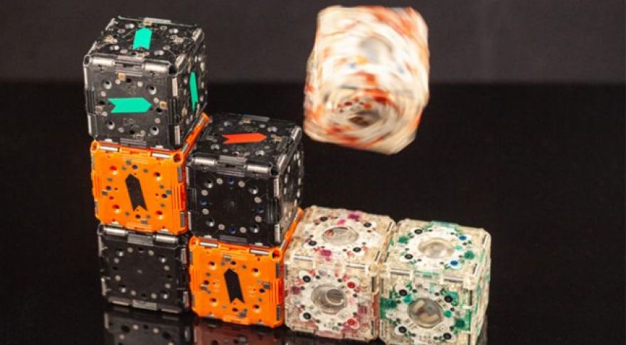 MIT&rsquo;s M-Block Robots Roll, Jump, and Flip to Form Structures