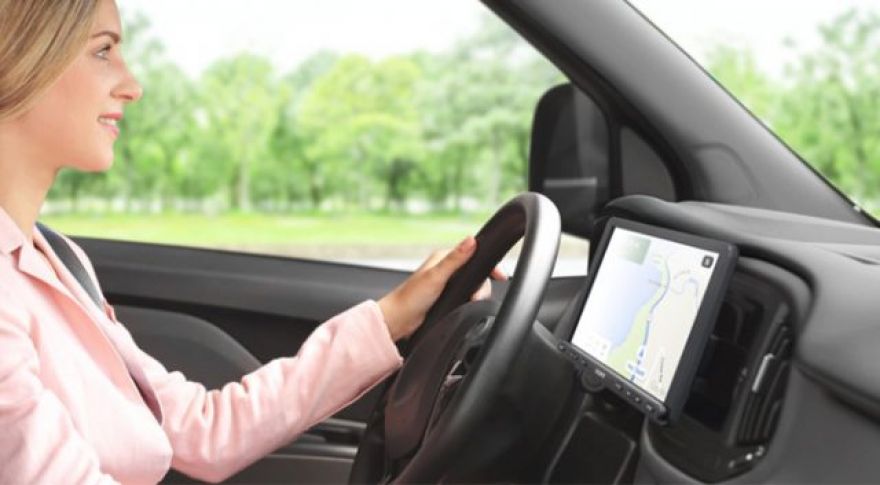 Sony’s New CarPlay and Android Auto Receiver Has a Giant 9-inch Screen