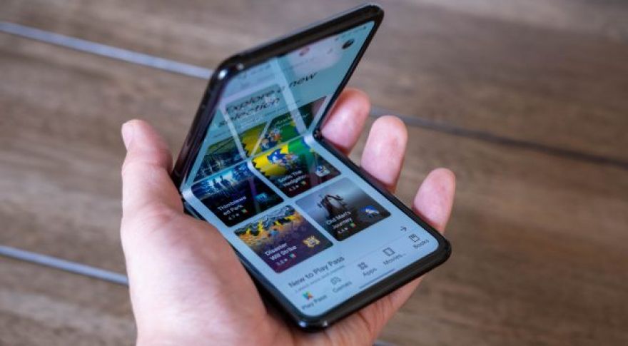 The Galaxy Z Flip Is a Fascinating Glimpse of the Future That Came At the Worst Time