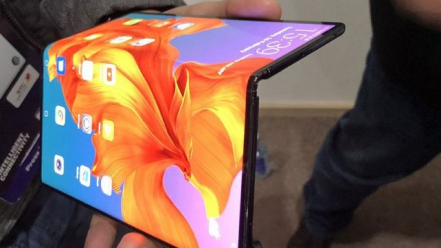 Intel: Laptops With Foldable Screens at Least 2 Years Away