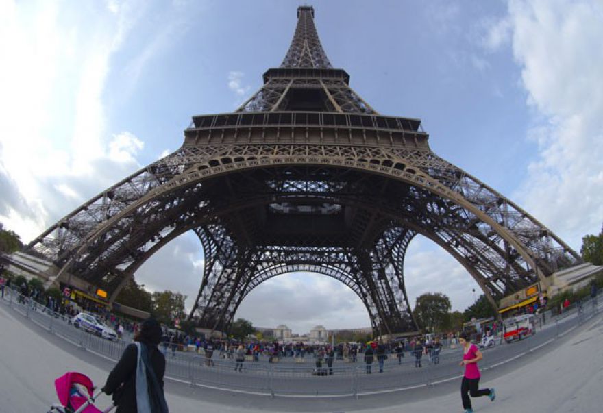 Torre Eiffel é fechada por ação de ladrões de carteiras