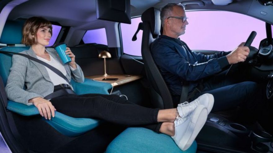 CES 2020 Limo for One: BMW Renders the i3 Into an Urban Suite