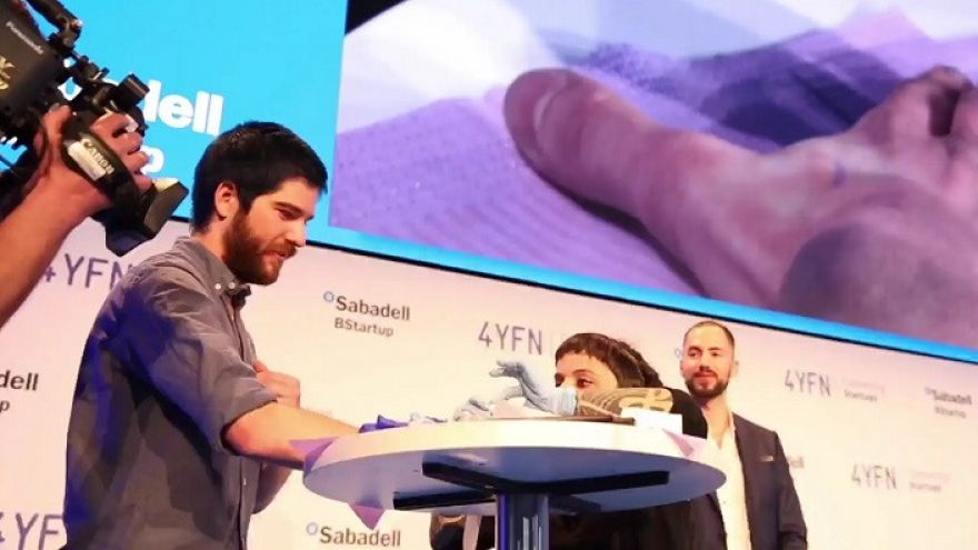 Demostración de implante de chip en el MWC 2019 de Barcelona